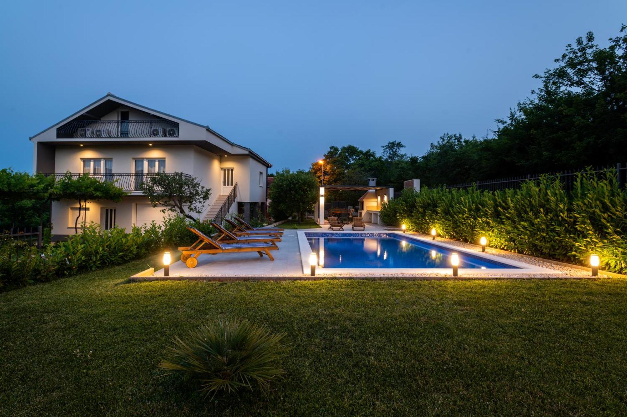 Villa Latica Dicmo Exterior photo