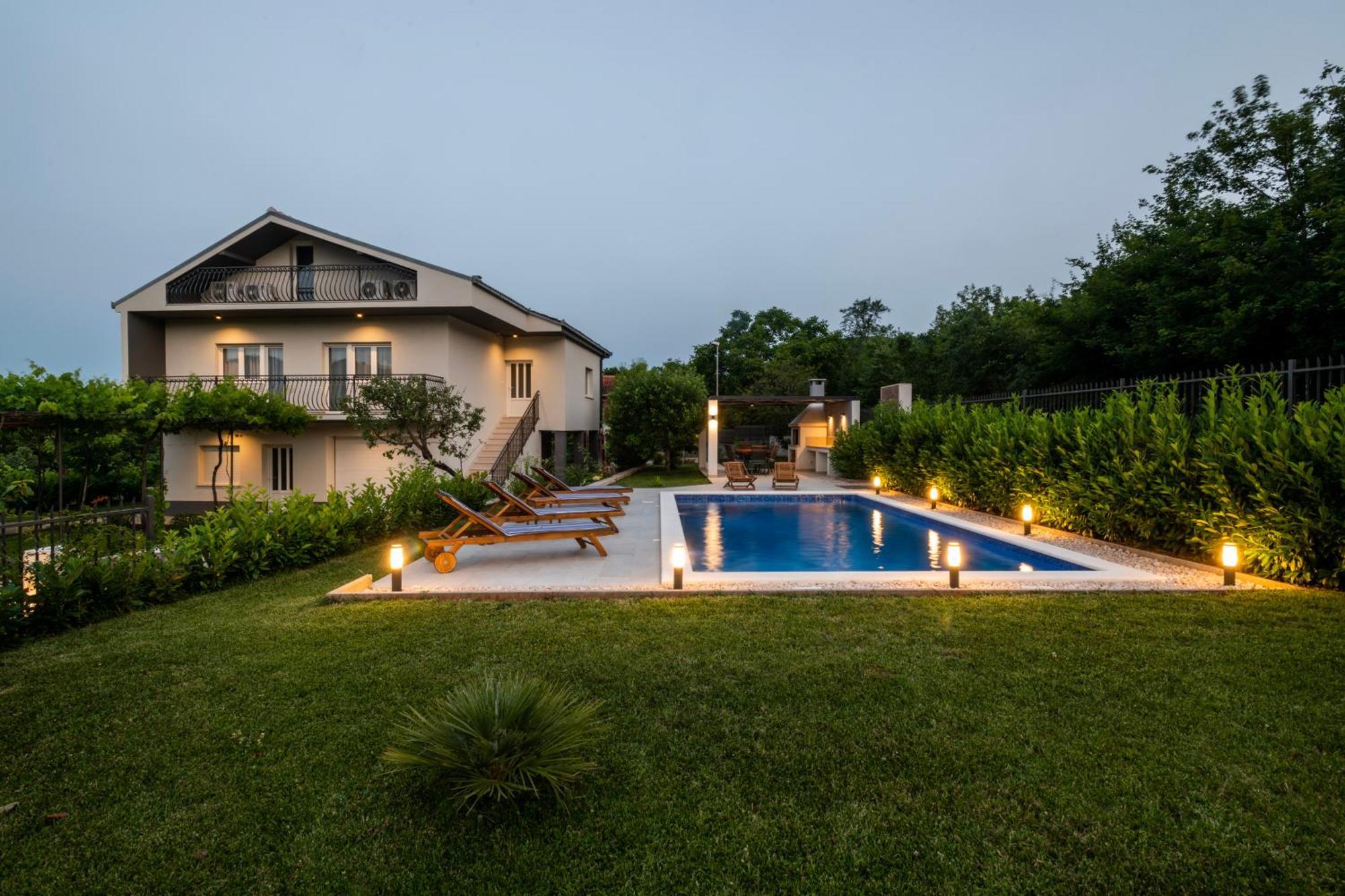 Villa Latica Dicmo Exterior photo