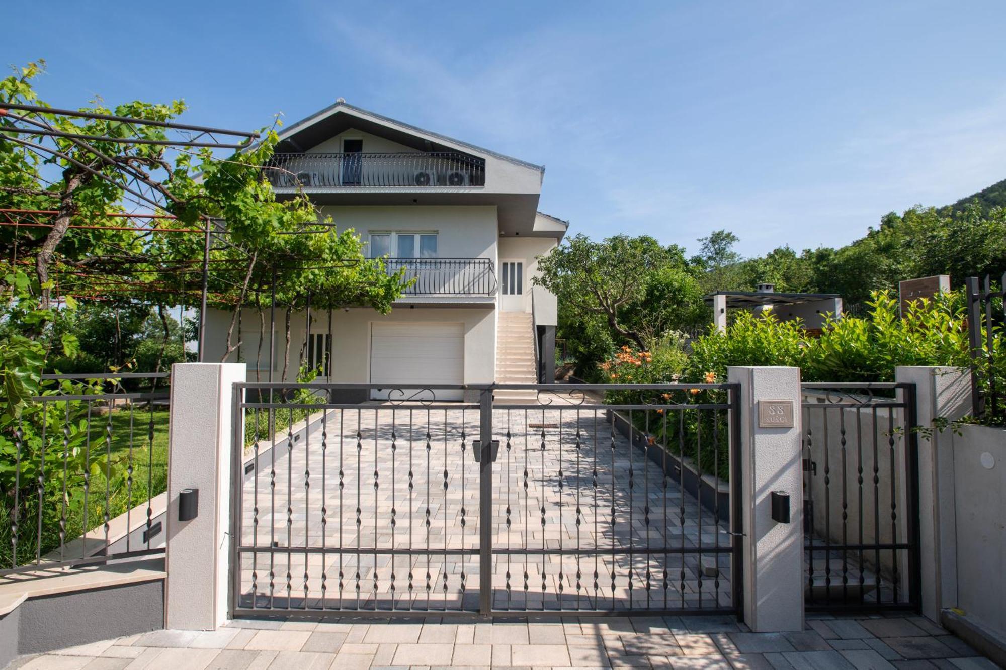 Villa Latica Dicmo Exterior photo